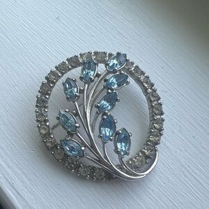 Elegant, vintage Silver and Blue wreath Brooch